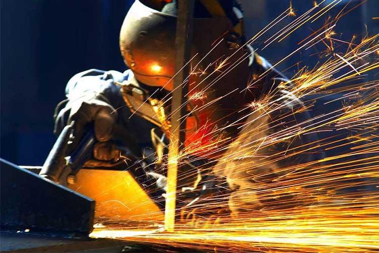 电焊工培训可从事电焊工作的中级或高级技术工人，能完成平焊、立焊和仰焊焊接设备和铺助设备的维护保养